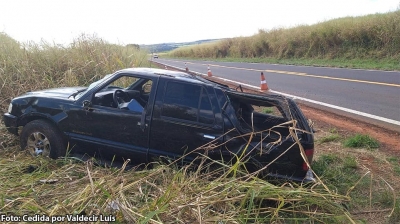 Mulheres sofrem ferimentos após capotamento de veículo