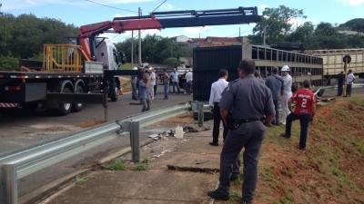 Caminhão carregado com boi tomba na rotatória