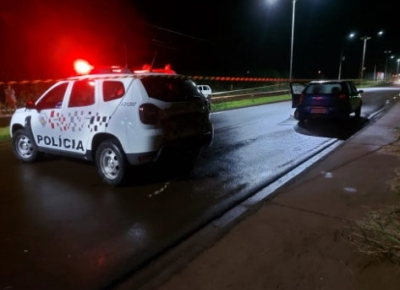 Travesti é encontrada morta a tiros dentro de carro