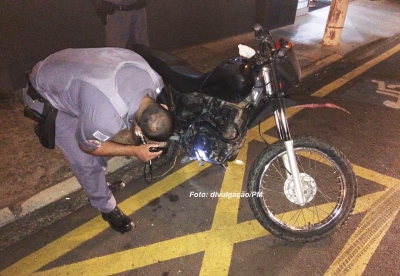 PM encontra moto furtada em matagal próximo a favela na zona Oeste