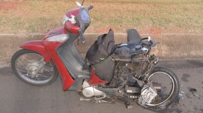 Carro atinge motociclista, arrasta moto e foge sem prestar socorro