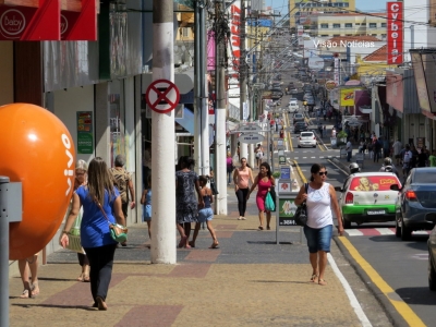 Vendas do comércio recuam 0,9% em março, diz IBGE