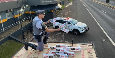 Polícia Rodoviária apreende carreta lotada com cigarros contrabandeados