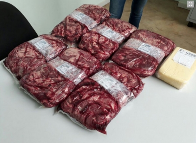 PM prende mulher que furtou carne e queijo em supermercado