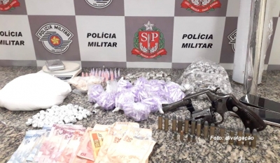 Criminosos montam barricadas para o tráfico. PM faz operação e apreende drogas e arma