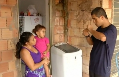 Homem com Down aprende Libras para se comunicar com esposa surda
