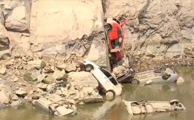 Após diminuição do nível de água, carros aparecem submersos em pedreira desativada