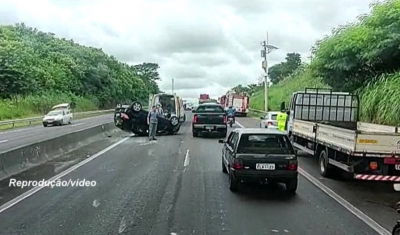 Carro capota após batida na rodovia do Contorno