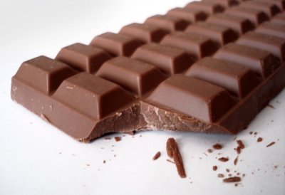Zeladora é autuada ao comer doce de delegado Federal