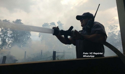 Bombeiros têm mais um dia de incêndios em mato