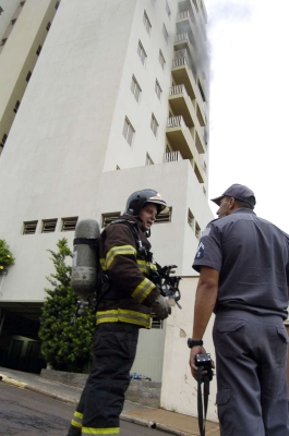 Jovem e cão ficam presos durante incêndio em prédio 