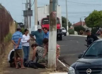 Motociclista bate em poste na zona norte de Marília