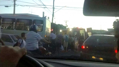 AGORA: Acidente com ônibus fere ciclista na zona norte