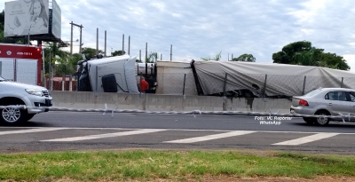 Carreta carregada com cerveja tomba na SP-294 em Marília