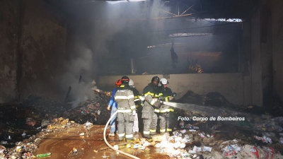 Bombeiros controlam incêndio, mas barracão de supermercado fica destruído