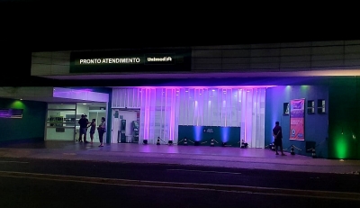Câncer: Unimed Marília Ilumina Pronto Atendimento de rosa em prol de conscientização à prevenção 