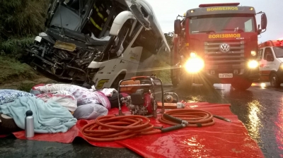 Acidente com empresa de ônibus da região mata um e fere 17