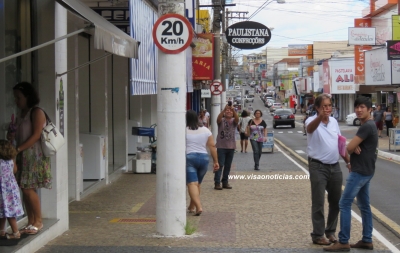 Apesar do feriado, lojas abrem nesta segunda até às 17 horas