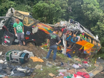 Ônibus tomba em Guaratuba, litoral do Paraná e deixa 19 mortos 