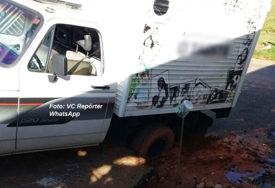 Caminhonete fica enroscada em buraco do DAEM