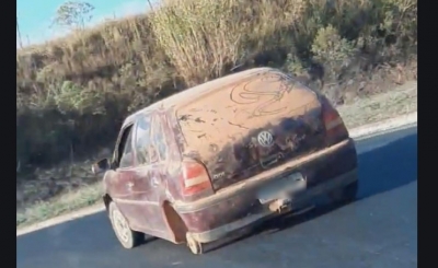 Carro é flagrado acelerando em estrada com apenas três rodas em rodovia