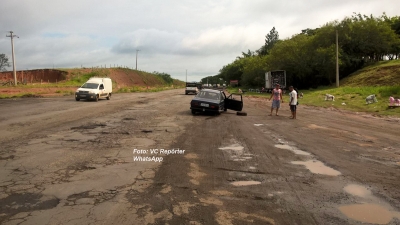 Com buracos, trecho da SP-333 é risco de acidentes