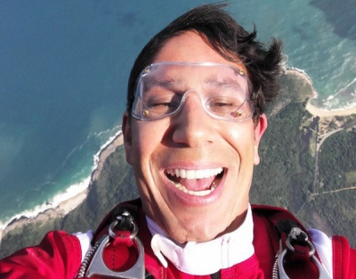 Paraquedista faz e posta primeiro "selfie" em queda livre