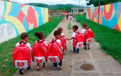 Kit escolar vira piada pelo tamanho da mochila dada aos alunos: "Mochilas Gigantes"