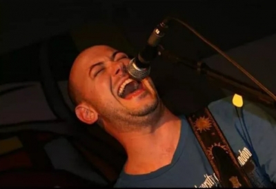 Músico morre à caminho de clínica de recuperação e quatro pessoas são presas