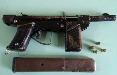 Submetralhadora é apreendida com menor em escola