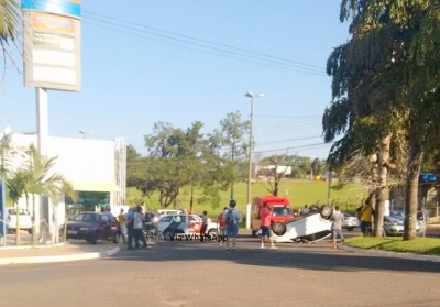Carro capota após colisão na zona norte
