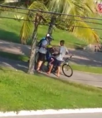 Dupla tenta roubar bicicleta e quase leva criança