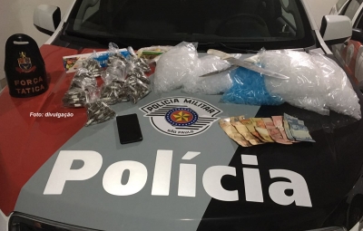 Dupla é presa pela PM com drogas na vila Barros