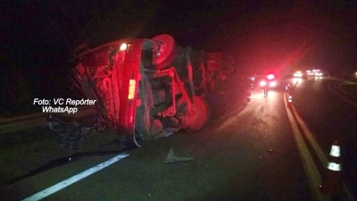 Caminhão tomba na SP-333, em Marília. Polícia Rodoviária alerta motoristas