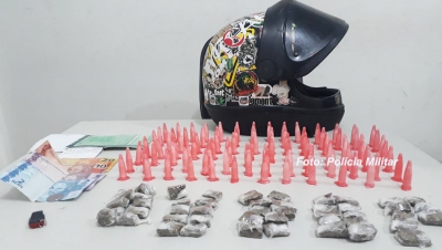 Ao fugir da PM, traficante deixa para trás drogas e até o documento da moto