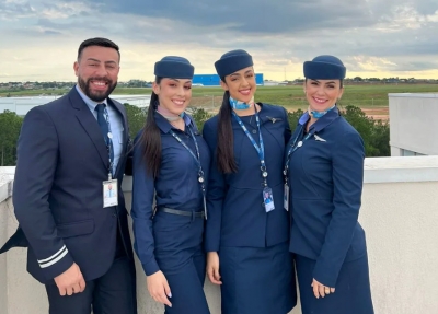 Pai, mãe e filhas nas alturas: família de comissários de voo divide paixão pela profissão