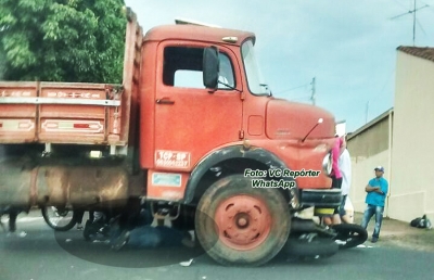 Motociclista vai parar debaixo de caminhão após acidente