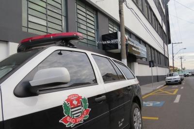 Mulher ataca delegacia e é presa em Marília