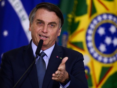 Bolsonaro assina texto que destina R$ 20 bilhões para compra de vacina
