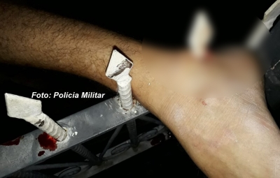 Homem fica com o pé preso em lança de portão ao tentar fugir da PM
