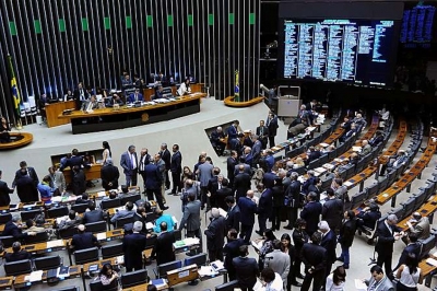 Câmara aprova fim das coligações, mas só em 2020