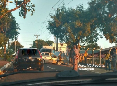 Carro atinge árvore na via expressa