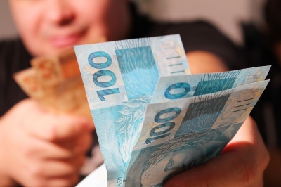 Governo anuncia benefício de até R$ 200 por três meses. Quem tem direito?