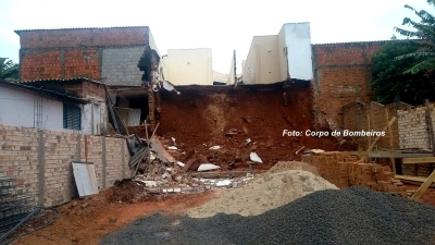 Falha em muro de arrimo provoca desabamento de casas em Marília