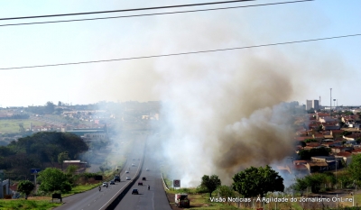 Grande incêndio em vegetação coloca trânsito na SP-294 em perigo