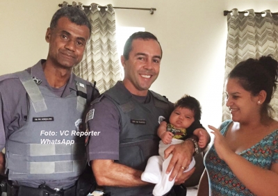 Bebê que sofreu acidente e foi escoltado pela Polícia Militar passa bem