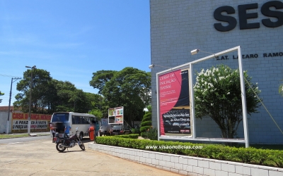 Menores assaltam mulher em ponto de ônibus