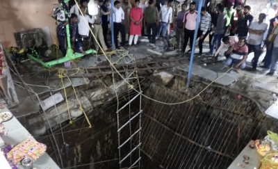 Piso de templo desaba e deixa 13 mortos na India