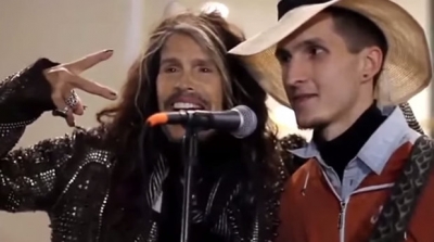 Líder do Aerosmith canta com fã