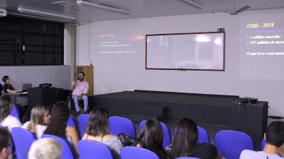 Acadêmicos de Odontologia participam de palestra sobre prevenção a DST, IST e Acidentes Biológicos